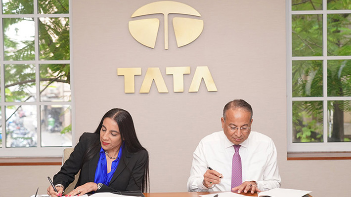 Tata Power and JLL CEO singing the MoU