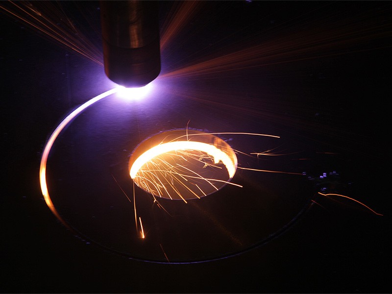 Lazer cutting of a thick sheet with sparks