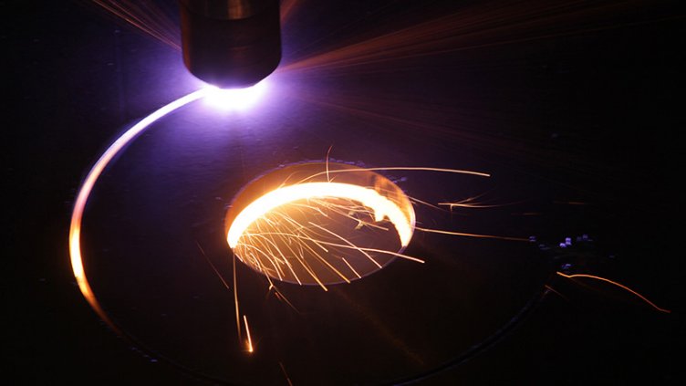 Lazer cutting of a thick sheet with sparks