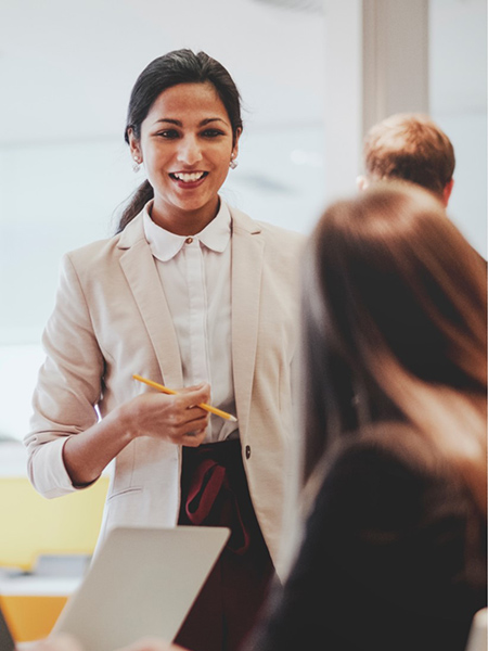 Brunet corporate woman smiling at her colleague