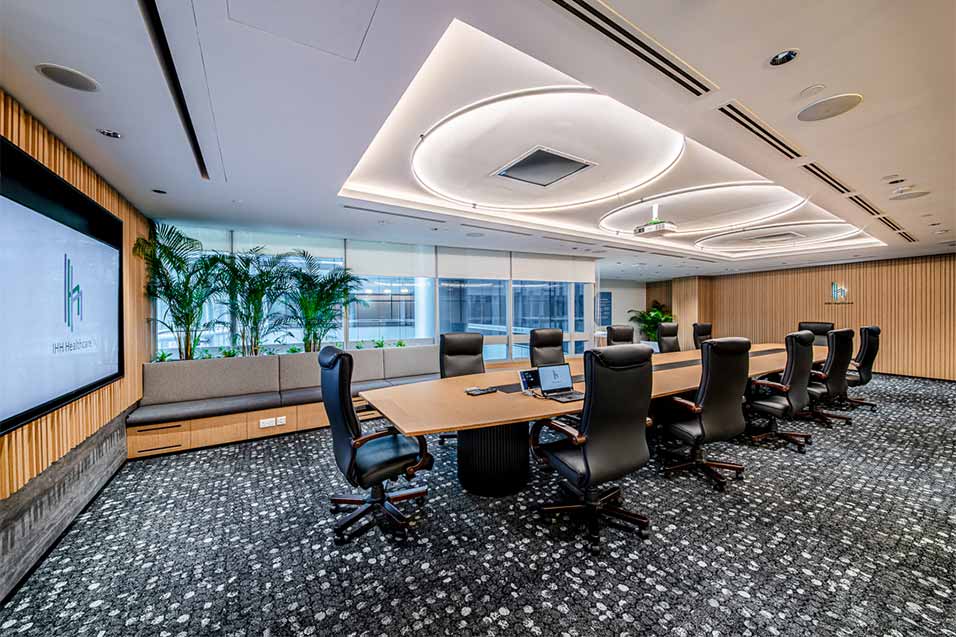 Meeting rooms feature modern design and meeting technologies.
